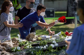 ep archivo   varias personas depositan flores en el olivo de las victimas del accidente de spanair