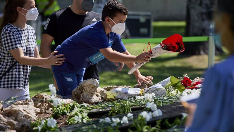 Archivo - Varias personas depositan flores en el olivo de las víctimas del accidente de Spanair en el aeropuerto Madrid-Barajas, a 20 de agosto de 2021, en Madrid (España). | Jesús Hellín - Europa Press - Archivo ep archivo varias personas depositan flores en el olivo de las victimas del accidente de spanair