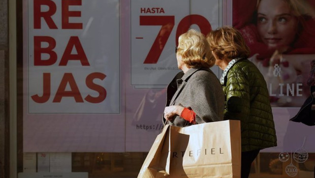 ep archivo   varias personas realizan compras