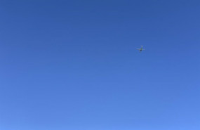 ep avion en proceso de aterrizaje en la zona del faro de arinaga cercana al aeropuerto de gran