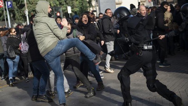 ep cargas policialesla avenidadrassanesbarcelona