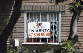 ep cartel de en venta en la ventana de un piso en madrid