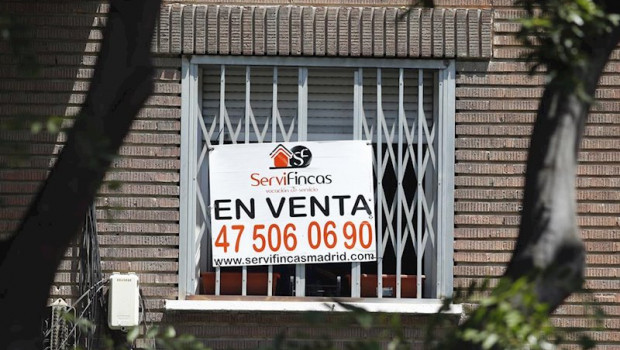 ep cartel de en venta en la ventana de un piso en madrid
