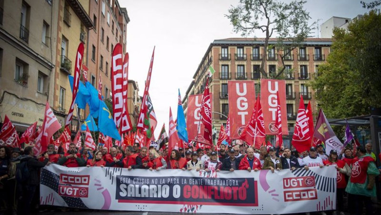 ep centenares de personas sostienen banderas durante la movilizacion convocada por ccoo y ugt este ep centenares de personas sostienen banderas durante la movilizacion convocada por ccoo y ugt este