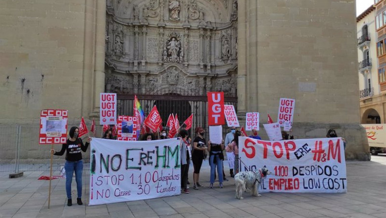 ep concentracion trabajadoras de hm contra el ere de la compania textil ep concentracion trabajadoras de hm contra el ere de la compania textil