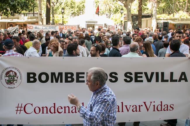 Concentración en Sevilla en apoyo a los bomberos juzgados en Lesbos | EUROPA PRESS ep concentracionsevillaapoyolos bomberos juzgadoslesbos