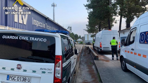 ep control de la guardia civil en la a-52 en o porrino pontevedra a furgonetas de paqueteria