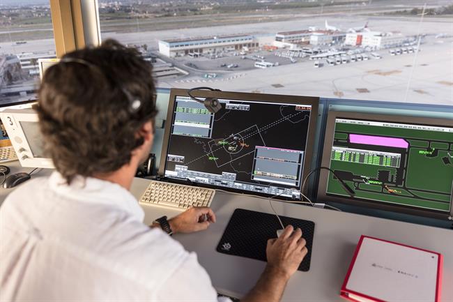 Controlador aéreo en torre de control del aeropuerto de Palma | ENAIRE ep controlador aereotorrecontrolaeropuertopalma
