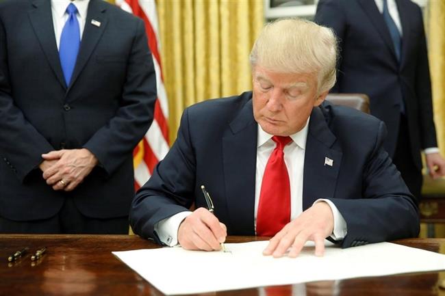 Donald Trump firmando el decreto antinmigración industrial engineer furnace energy power drax