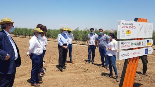ep el ministro de agricultura luis planas este lunes durante su visita a la finca el valenciano en