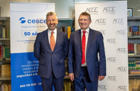 ep el presidente de cesce fernando salazar y el director general de aege fernando soto en la firma