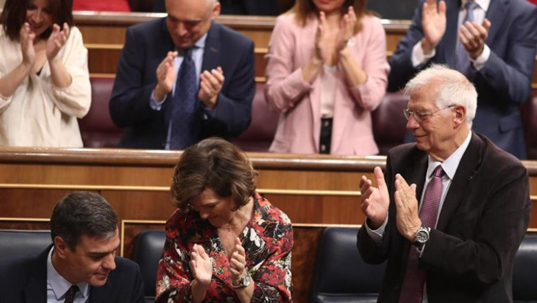 El presidente del Gobierno en funciones, Pedro Sánchez (1i), recibe el aplauso de la bancada socialista, entre ellos la vicepresidenta del Gobierno en funciones, Carmen Calvo (2i) y el ministro de Asuntos Exteriores, Unión Europea y Cooperación en funcion | Eduardo Parra - Europa Press ep el presidente del gobierno en funciones pedro sanchez 1i recibe el aplauso de la bancada