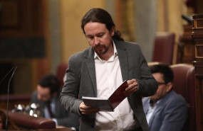 ep el secretario general de podemos pablo iglesias mira sus notas antes de su intervencion en la