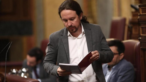 ep el secretario general de podemos pablo iglesias mira sus notas antes de su intervencion en la