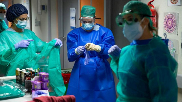 ep enfermeras protegidas con mascarillas y gafas en el hospital povisa de vigo del grupo ribera