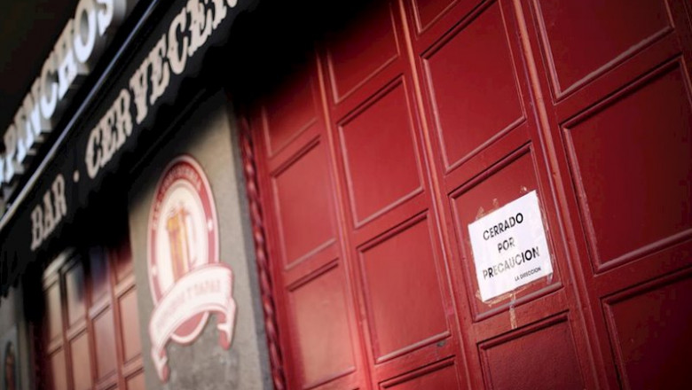 Entrada cerrada de un bar de Madrid en el que un cartel dice 'Cerrado por precaución' un día antes de que se cierre toda la hostelería para frenar contagios por coronavirus, en Madrid (España) . | Eduardo Parra - Europa Press ep entrada cerrada de un bar de madrid en el que un cartel dice cerrado por precaucion un dia antes
