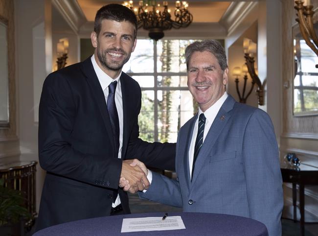 El futbolista Gerard Piqué y el presidente de la ITF, David Haggerty | KOSMOS MEDIA ep futbolista gerard pique ypresidentela itf david haggerty