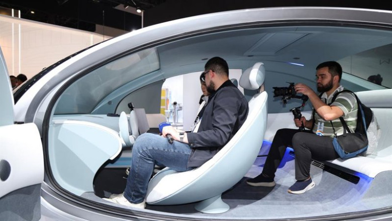 ep geely muestra su primer robotaxi en el salon del automovil de pekin