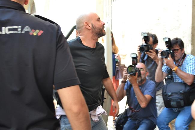 El hermano de Álvaro Gijón, Teófilo Gijón, llegando a los juzgados | EUROPA PRESS ep hermano de alvaro gijon teofilo gijon llegandolos juzgados