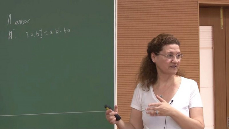 La catedrática de álgebra de la Universidad de Málaga, Mercedes Siles, durante una clase. | EUROPA PRESS ep la catedratica de algebra de la universidad de malaga mercedes siles durante una clase