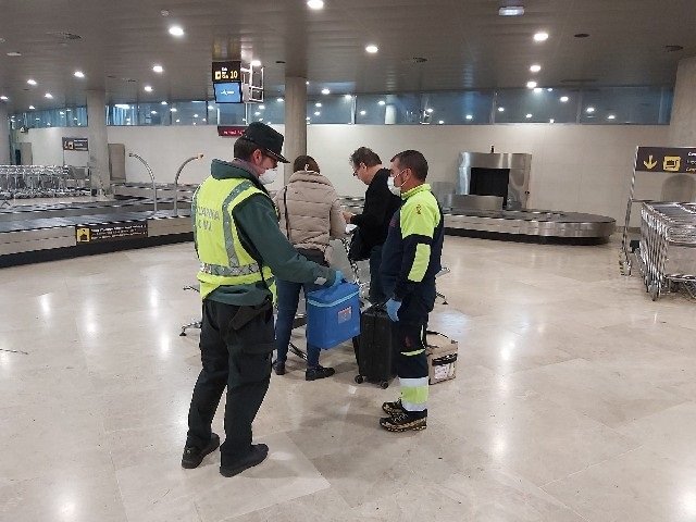 ep la guardia civil apoya la entrega y transporte de material para transporte en valencia y malaga