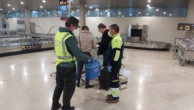 ep la guardia civil apoya la entrega y transporte de material para transporte en valencia y malaga