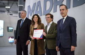 ep la presidenta de la comunidad de madrid junto al alcalde de la capital recoge el premio al mejor