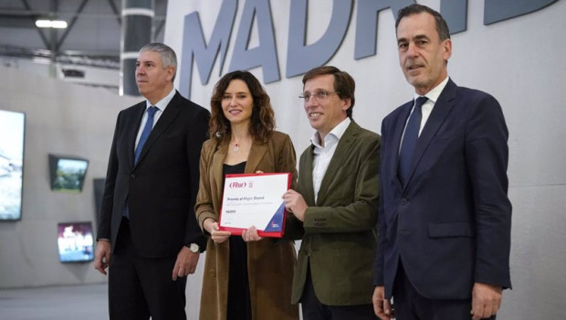 ep la presidenta de la comunidad de madrid junto al alcalde de la capital recoge el premio al mejor
