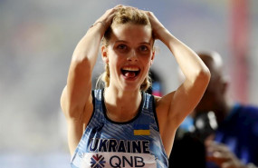 ep la ucraniana yaroslava mahuchikh celebra su medalla de plata en el altura en los mundiales de