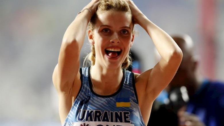 ep la ucraniana yaroslava mahuchikh celebra su medalla de plata en el altura en los mundiales de