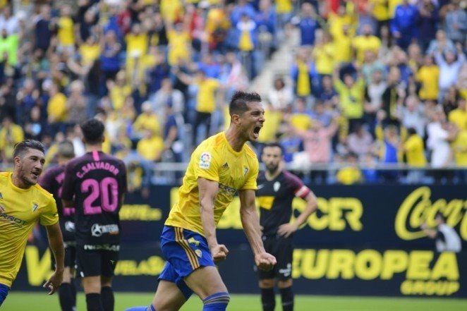 ep marcos mauro celebra un gol con el cadiz