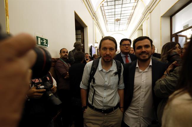 Pablo Iglesias y Alberto Garzón en los pasillos del Congreso | EUROPA PRESS ep pablo iglesiasalberto garzonlos pasilloscongreso