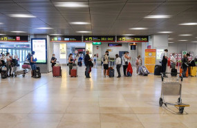 ep pasajeros hacen cola en la terminal t1 del aeropuerto adolfo suarez madrid barajas en madrid