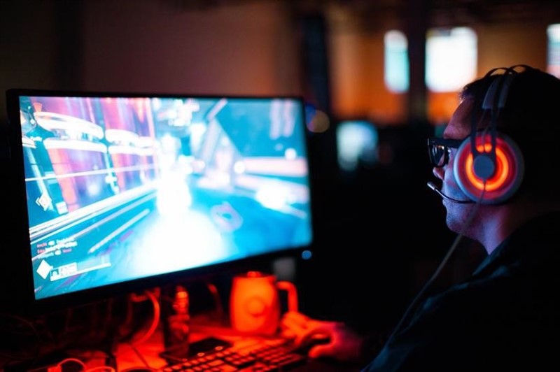 ep persona jugando a un videojuego