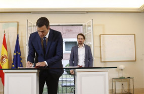 ep presidentegobierno pedro sanchez firmasecretario generalpodemos pablo iglesias su acuerdolos presupuestosla moncloa