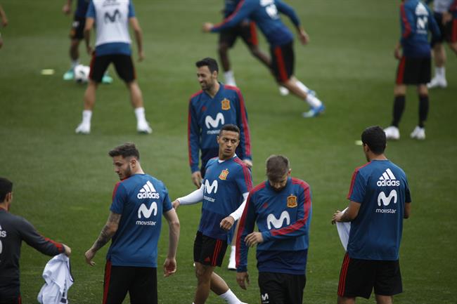 ep thiago alcantarasergio busquets duranteentrenamientola seleccion