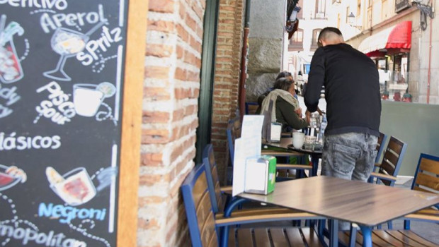 ep un camarero durante su jornada laboral ep un camarero durante su jornada laboral