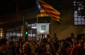 ep un participante en la manifestacion de la anc por el segundo aniversario del 1o con un cartel