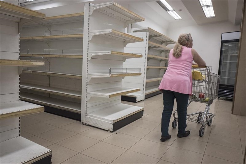 ep una mujer en un supermercado practicamente vacio en caracas