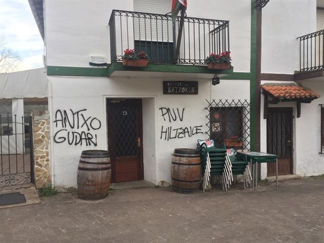 Uno de los batzokis en los que se han realizado pintadas | PNV ep unolos batzokislosserealizado pintadas