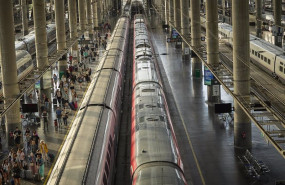 ep varias personas con maletas en un anden de la estacion de atocha almudena grandes en madrid ep varias personas con maletas en un anden de la estacion de atocha almudena grandes en madrid