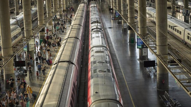 ep varias personas con maletas en un anden de la estacion de atocha almudena grandes en madrid