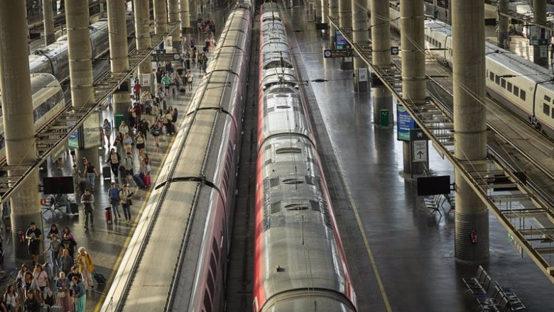 ep varias personas con maletas en un anden de la estacion de atocha almudena grandes en madrid ep varias personas con maletas en un anden de la estacion de atocha almudena grandes en madrid