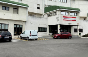 ep varios coches aparcados en la entrada a la residencia de mayores alcorcon