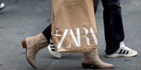 photo d archives une femme porte un sac de la chaine multinationale espagnole de vetements zara 