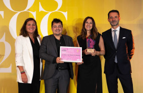 sergio garcia y esperanza perez socios de agencia fandom recogiendo el galardon 20251003100442 