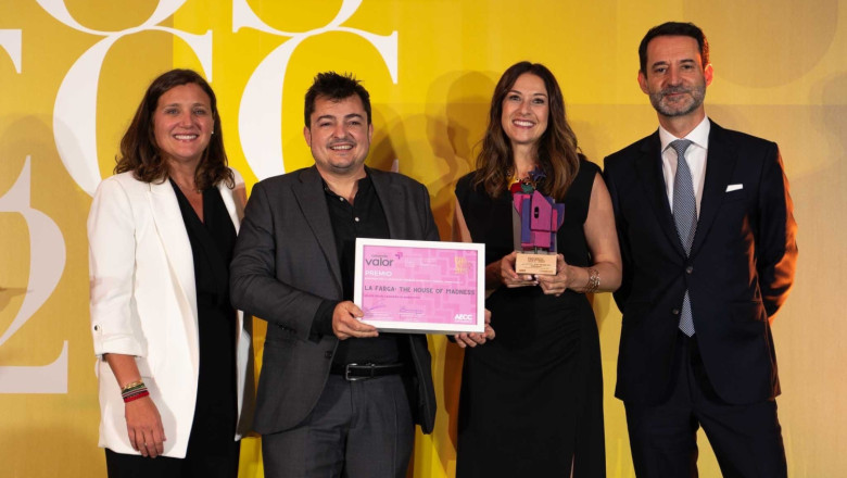 sergio garcia y esperanza perez socios de agencia fandom recogiendo el galardon 20251003100442 