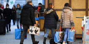 des gens marchent pres d un centre commercial a berlin 