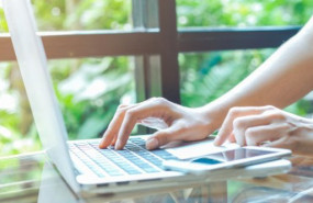 ep archivo manos de una mujer en un teclado de ordenador 20251211172703 ep archivo manos de una mujer en un teclado de ordenador 20251211172703