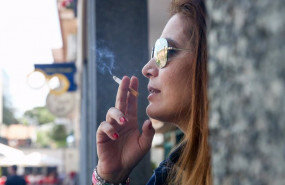 ep archivo   mujer fumando un cigarro